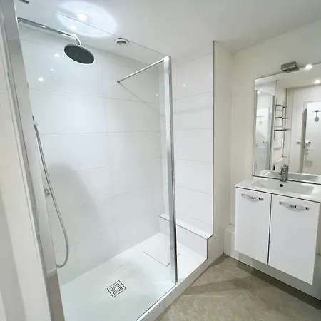 L'ecume, Avec Wifi, En Centre-ville De * Royan