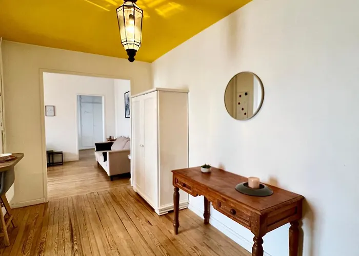 L'ecume, Avec Wifi, En Centre-ville De * Royan